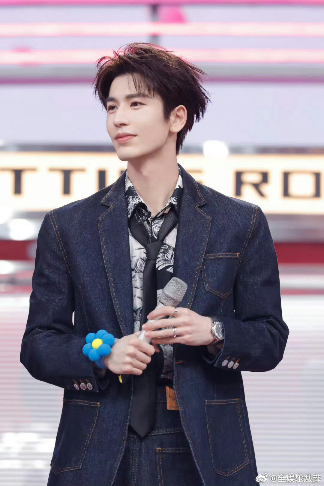 张凌赫你到底跟何炅说什么了你好星期六 张凌赫跟何炅悄悄说话的样子也太可爱了吧，眼