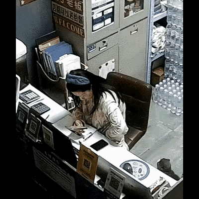 山东德州，一女子这天晚上莫名的睡不着觉，便起床到店里对账。
养了四年的猫突然总往