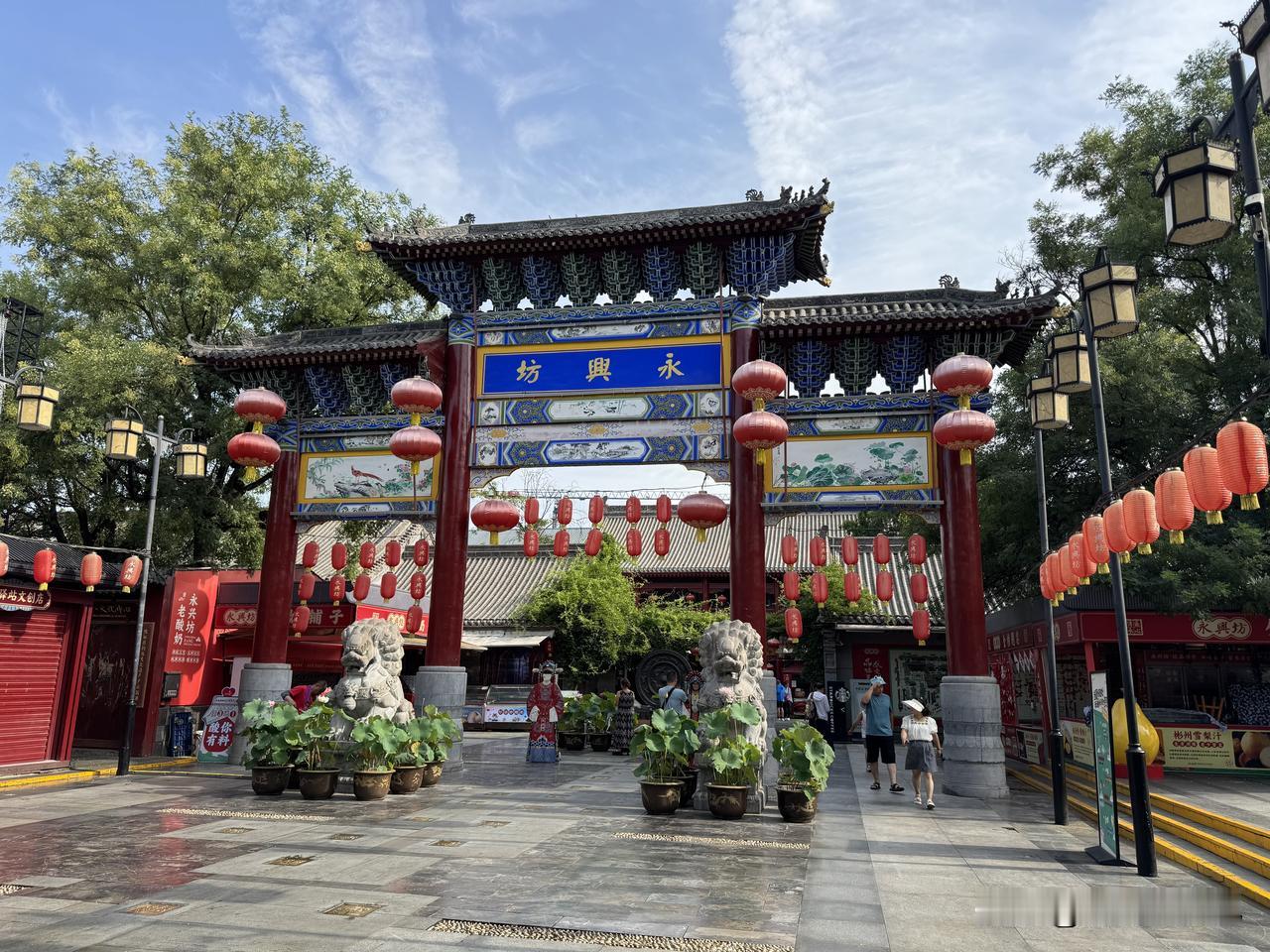 西安顺城墙下的永兴坊，清晨就很热闹，游客来西安，不喝个摔碗酒，感觉都不尽兴！