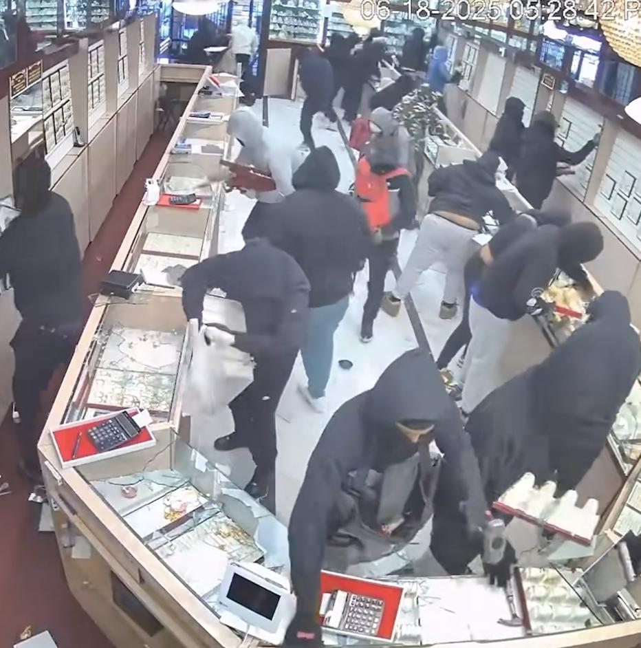 近日，美国司法部公布了一段去年发生的案件，场面令人震惊，结局令人唏嘘。

在去年