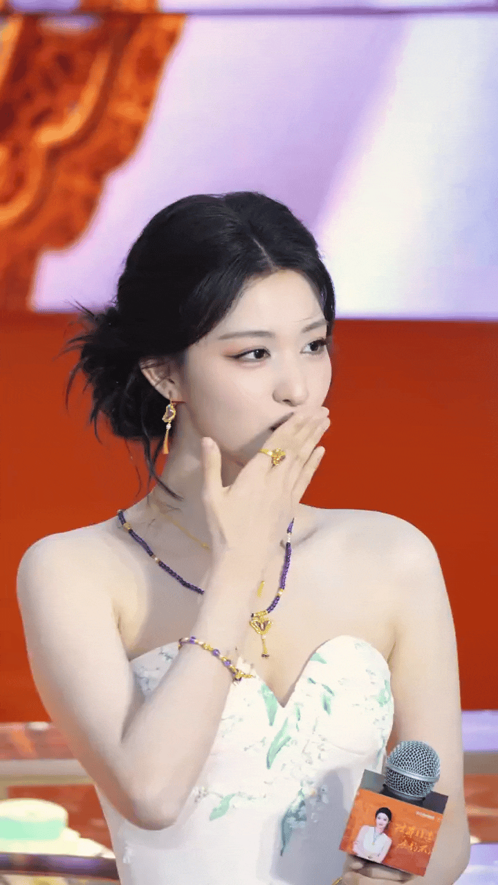 来自大美女王楚然的飞吻，粉丝好幸福啊！她真的超美的，跟年轻时候的刘亦菲有的一拼！