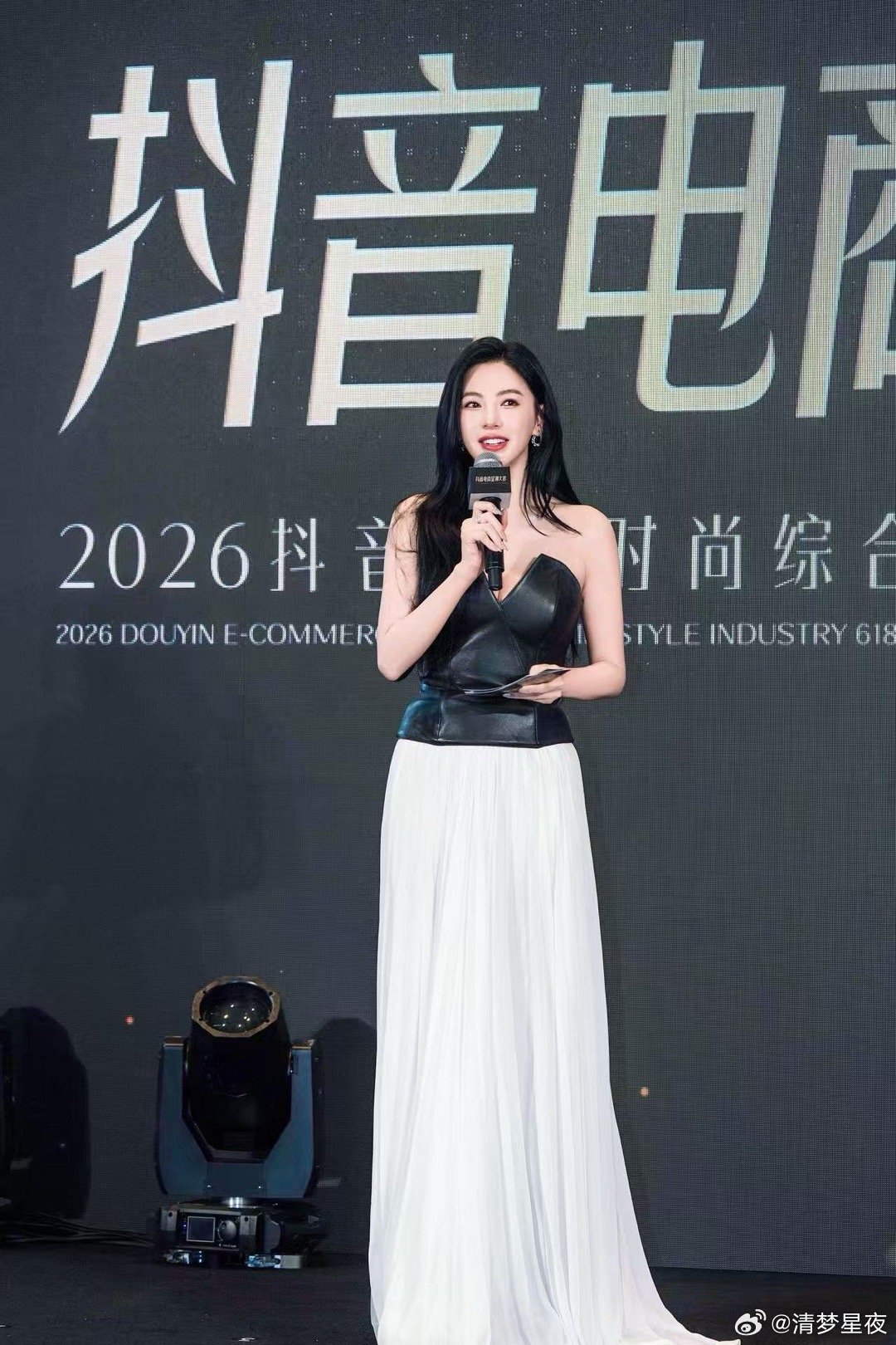圈内最坦荡的星女郎当属张雨绮，以实际包场行动支持周星驰新电影，亮相影院状态绝佳，