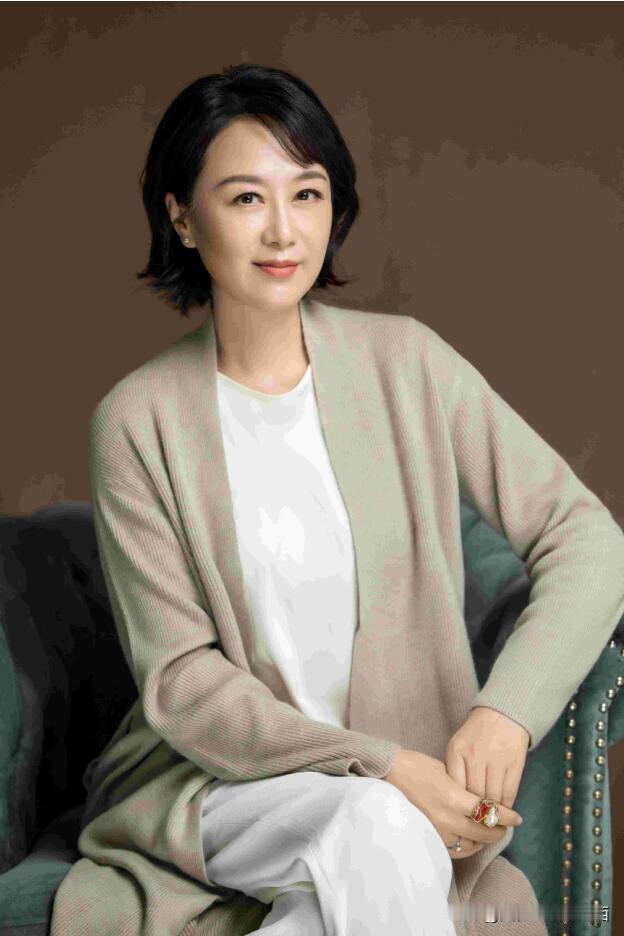 她确实好漂亮，算是气质美人，演技跟赵明明、李秀明她们差不多，出演过《人生》里的刘