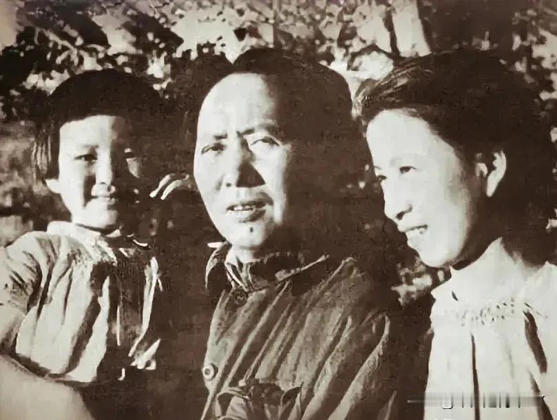 延安时期，在那个物质匮乏，生活艰苦的年代，一家人同甘共苦在一起，共度难关。
那时