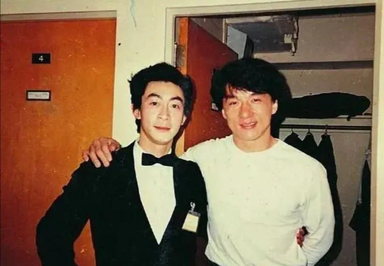 稀奇，六小龄童居然还和成龙合过影。
这张照片来自于1998年，当时的六小龄童30