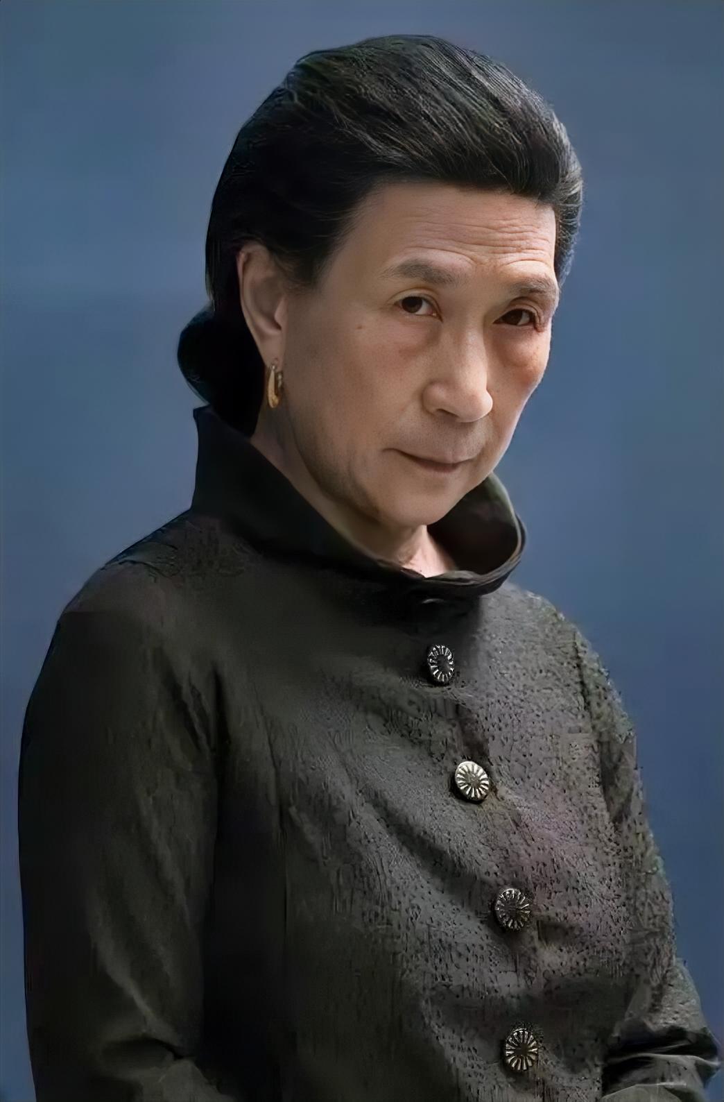 好莱坞一代亚裔老戏骨落幕！
何炜晴离世，享年82岁！
圈内同行纷纷发文悼念。
很