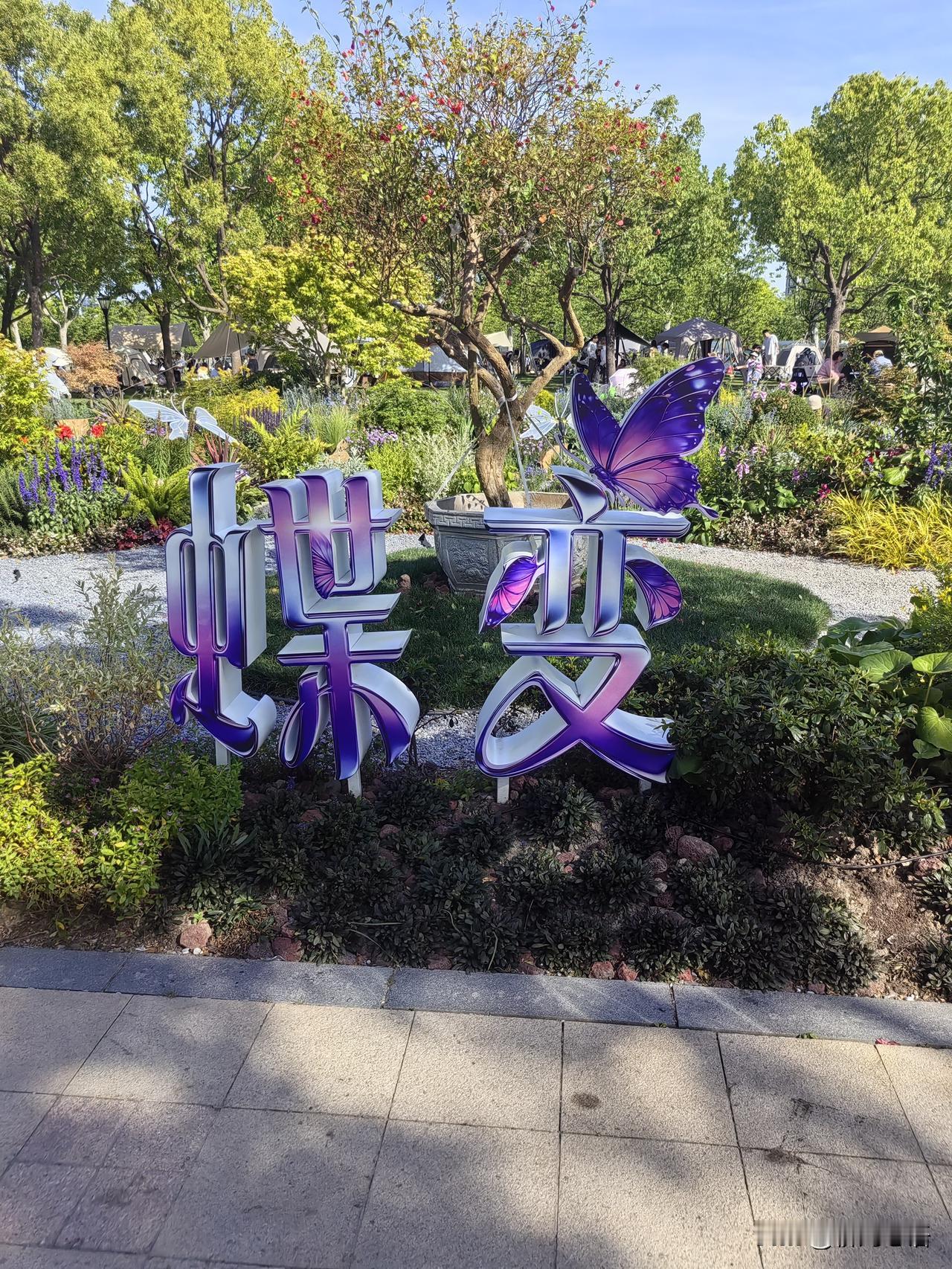 我儿子说，他想在上海买套房，把我吓一跳。

昨天我和儿子在外面溜达，娘俩聊天的时
