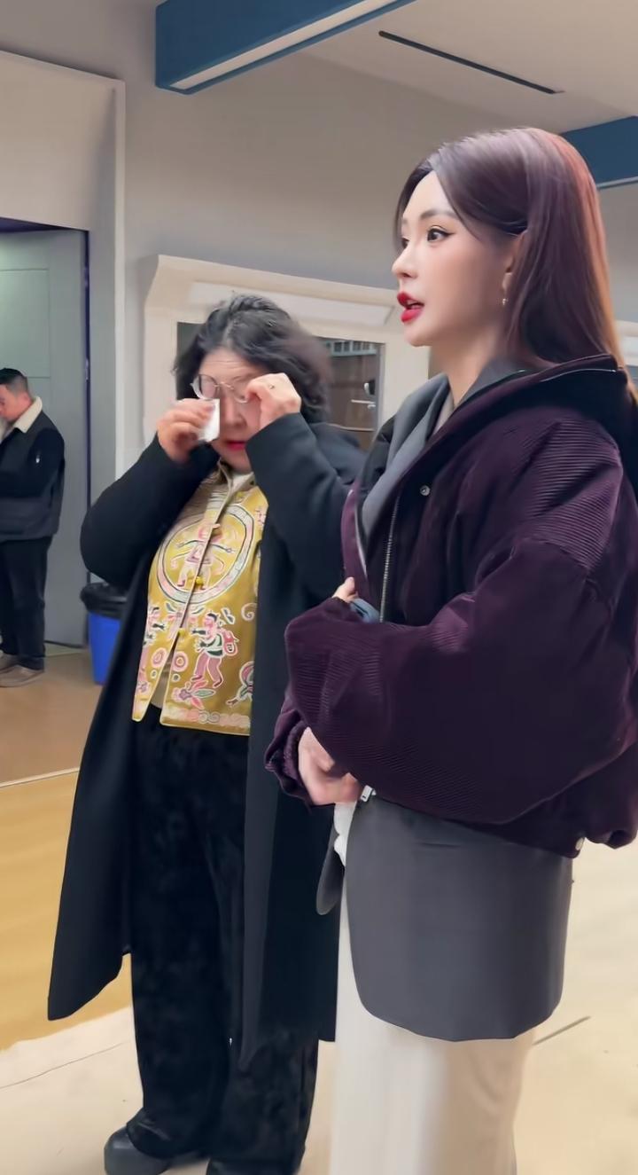 沈梦辰和杜海涛妈妈，她们这婆媳关系太好了，趁录节目悄悄带婆婆追星殷秀梅，涛妈见到