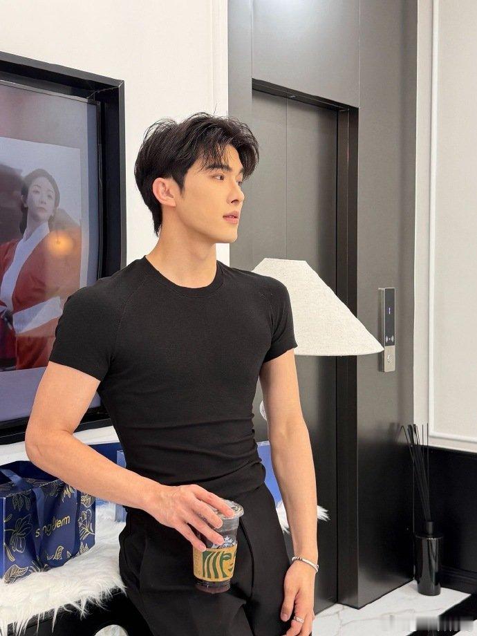 宋浩然回应撞脸李佳琦 宋浩然被指神似李佳琦，本人直接回应。撞脸事件迎来正主亲自“
