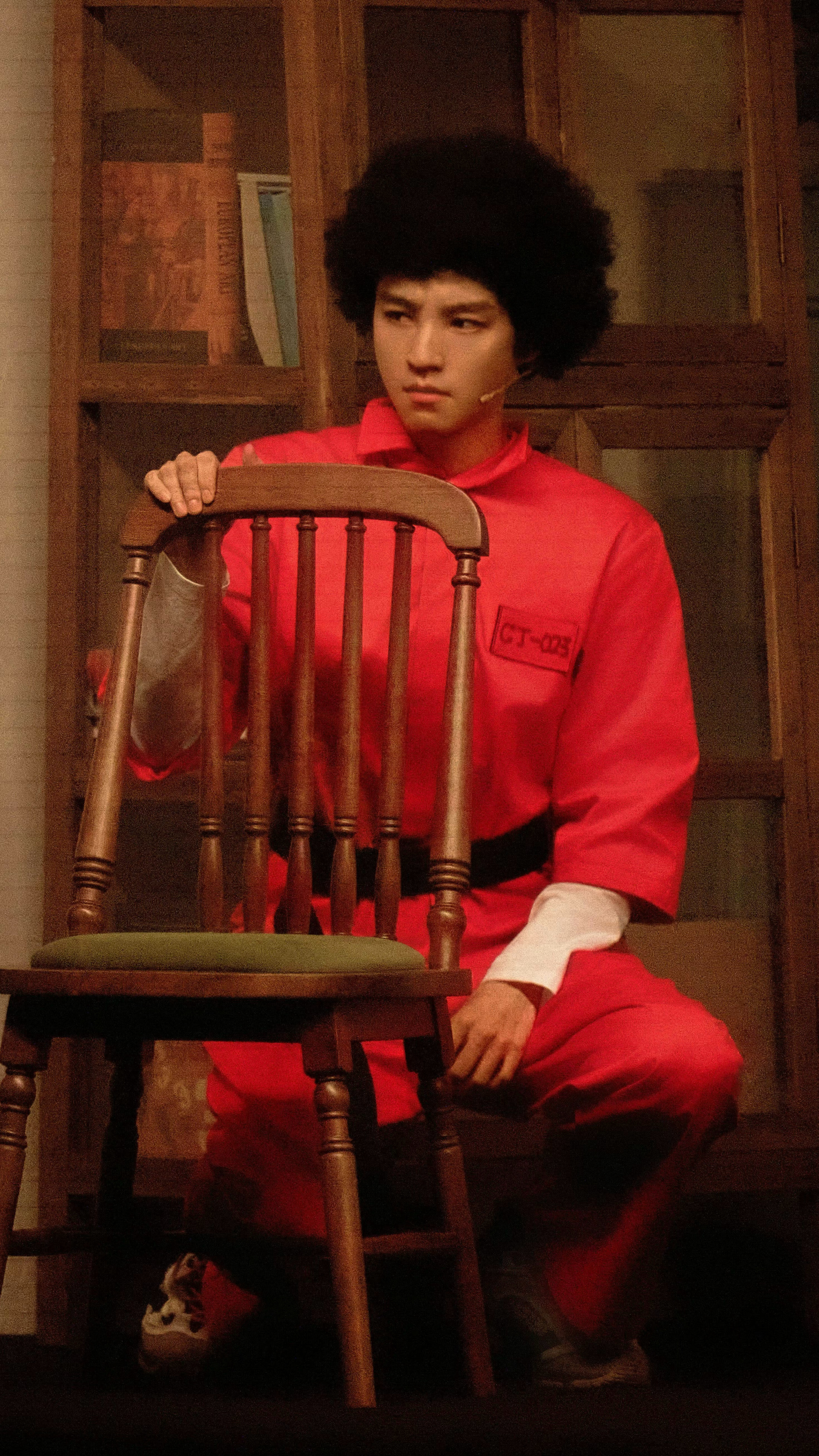 这个爆炸头严肃😠的时候颇有点姿色啊各位。。。 