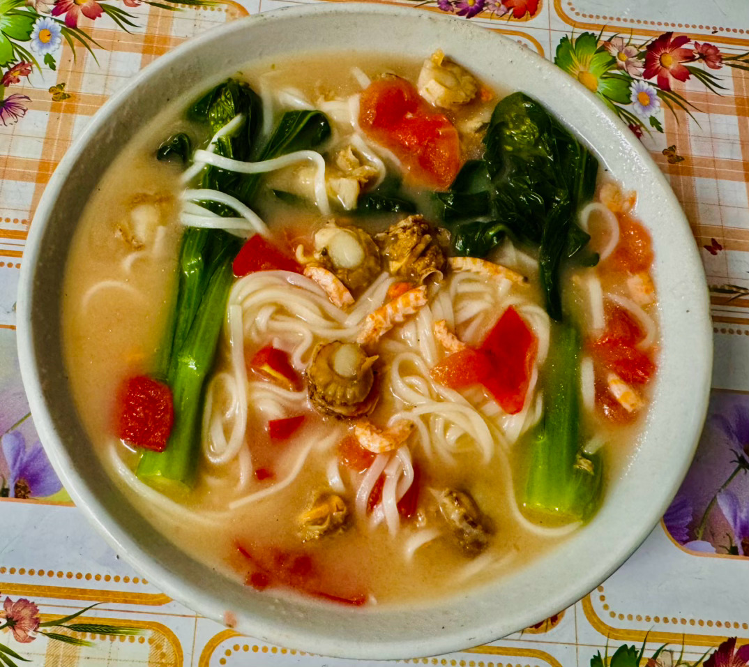 家里有啥做啥，今晚不做饭不吃饭，煮面吃面🍜扇贝肉番茄🍅青菜🥬面，第一次做，
