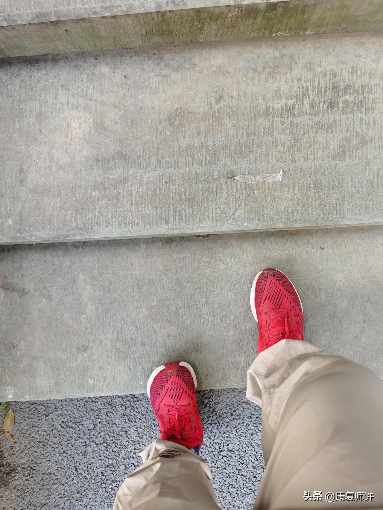 【跑完步的台阶小腿放松】
公园或者栈道旁边的台阶做小腿的拉伸还是挺不错的，前脚踩