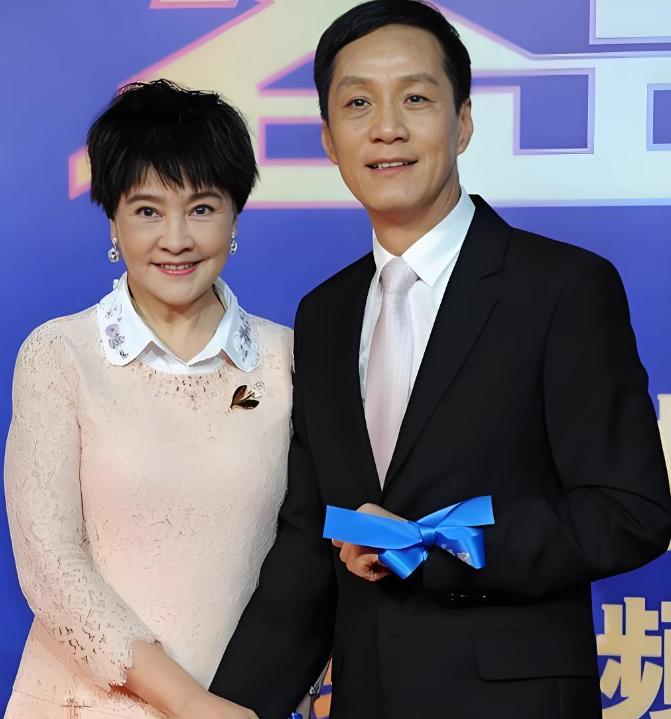 一次，冯远征带着老婆梁丹妮参加聚会，他的朋友十分无礼地说道：“远征，下次别带你老