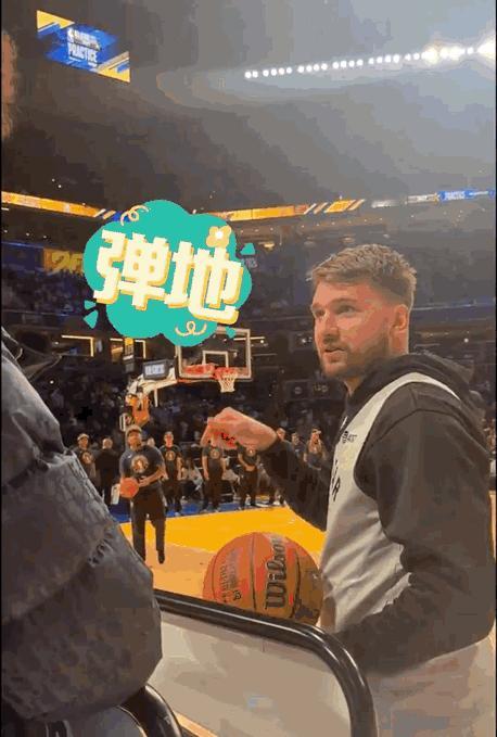 半场三分对于东契奇来说太容易了，连续投进两个而且还都是超高弧线，比技巧大赛的距离