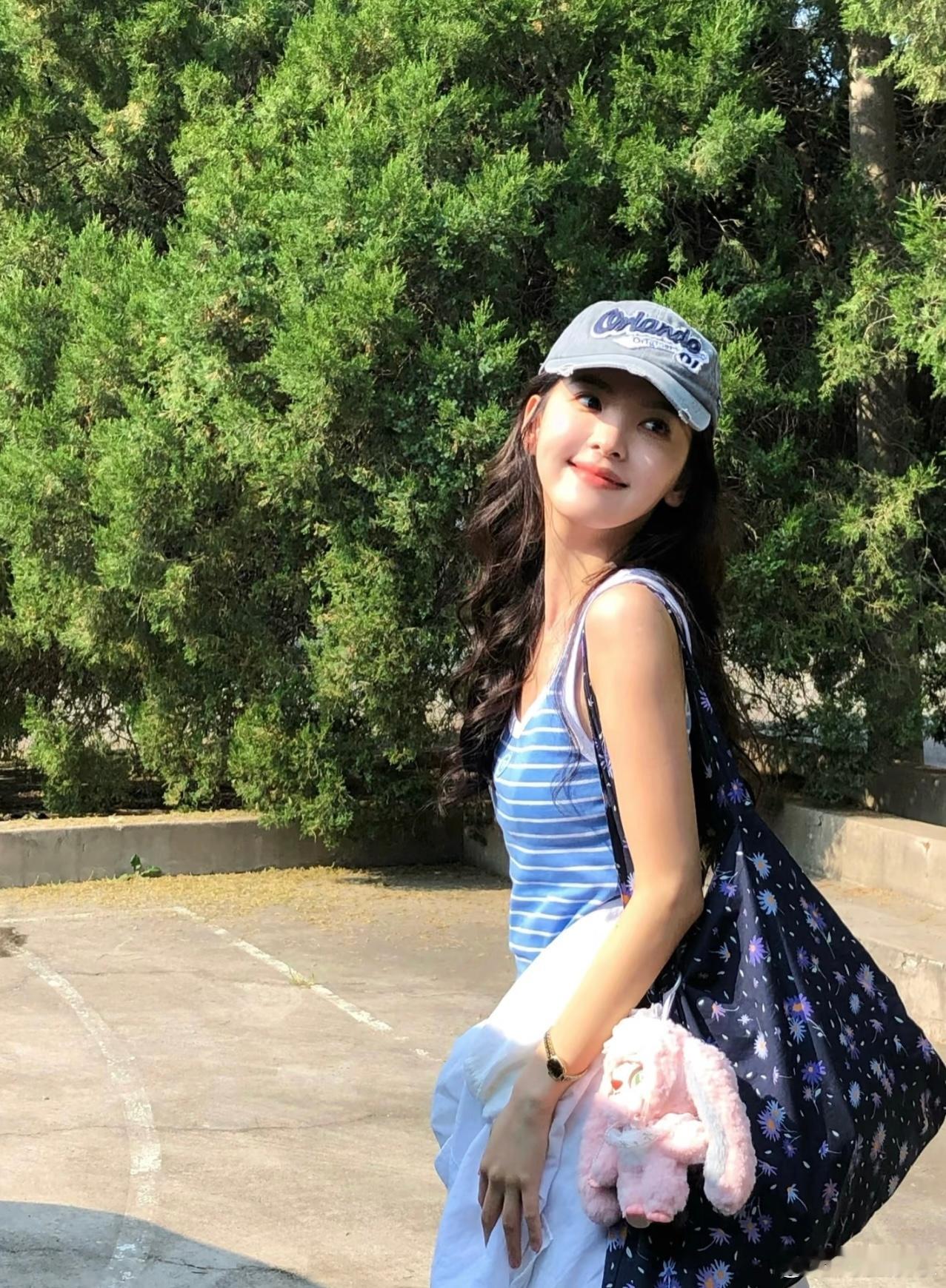 章若楠和玩偶我必须要得到一个  就这么轻松被章若楠的一组图萌到了，我的头像库又能