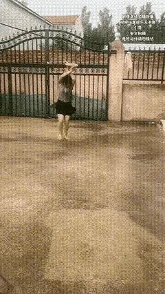看着都心痛，美女这下摔得不轻吧！但愿你平安没事。
      哪里摔倒哪里站起！