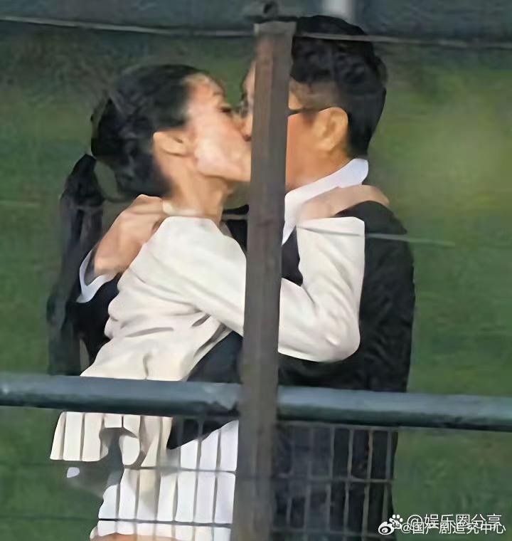 当年的李嘉欣与许晋亨在跑马场内 