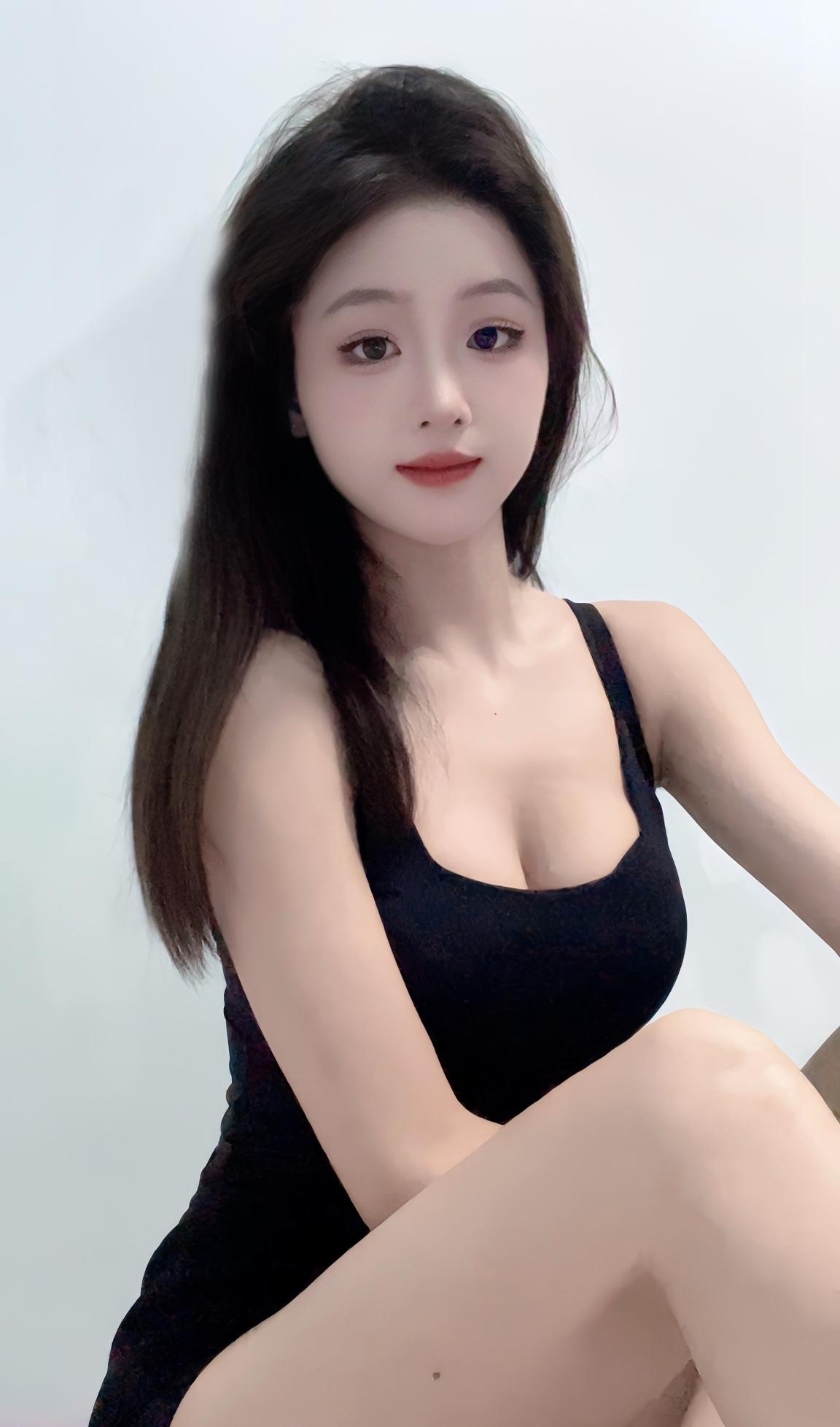 甜美少女风，黑裙搭配红唇，清新自然，气质出众！