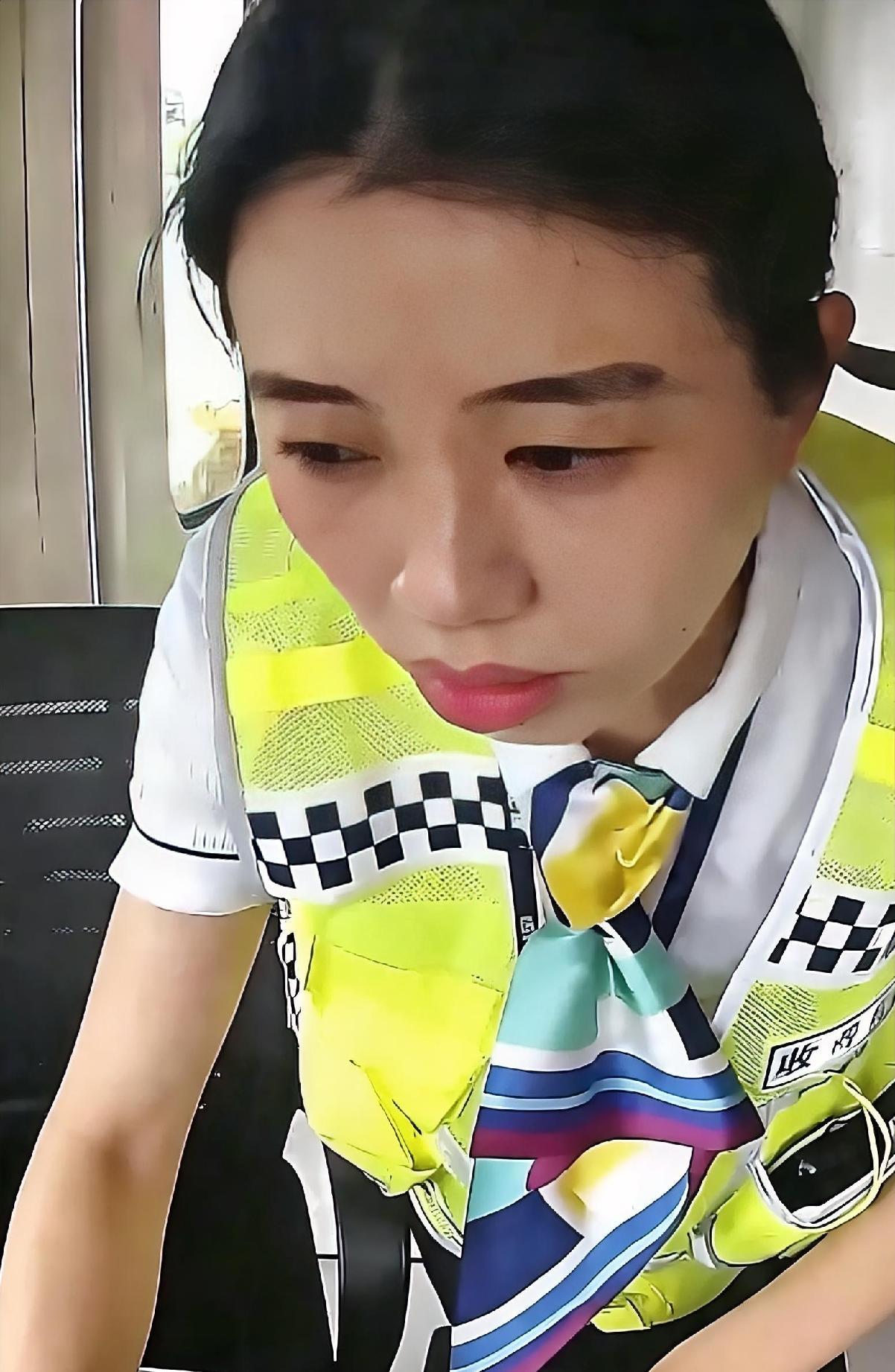 “这个女的火了！”浙江，男子开货车被卡在收费站，需要交1396元通行费才能下高速