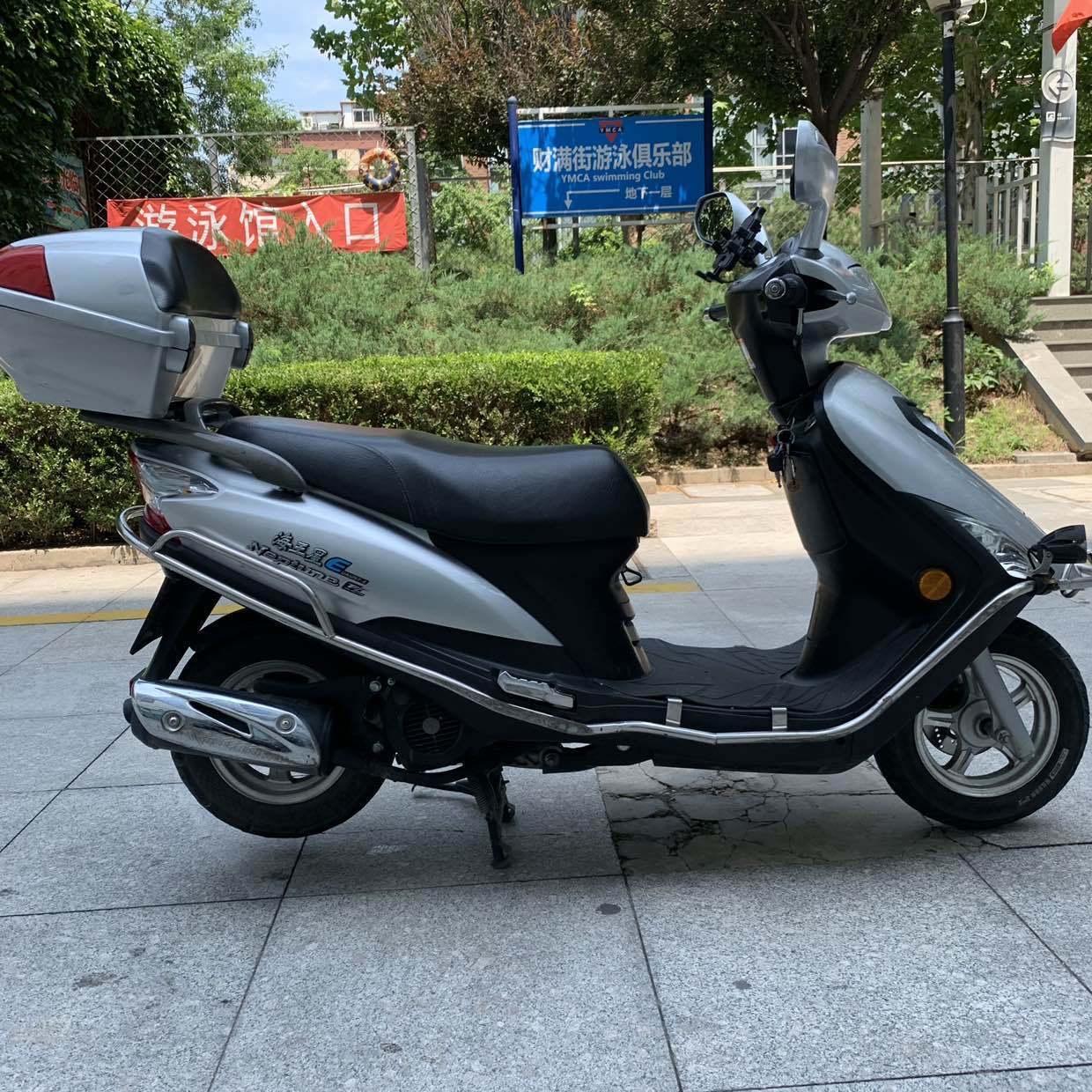 要说踏板摩托车，还得是铃木的发动机皮实耐造。我老表的海王星，当年还是我劝他买的。