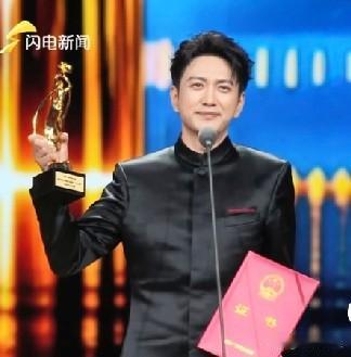在这次飞天奖上，王仁君不仅打败了于和伟斩获大奖，更因一段惊艳全场的发言迅速冲上热