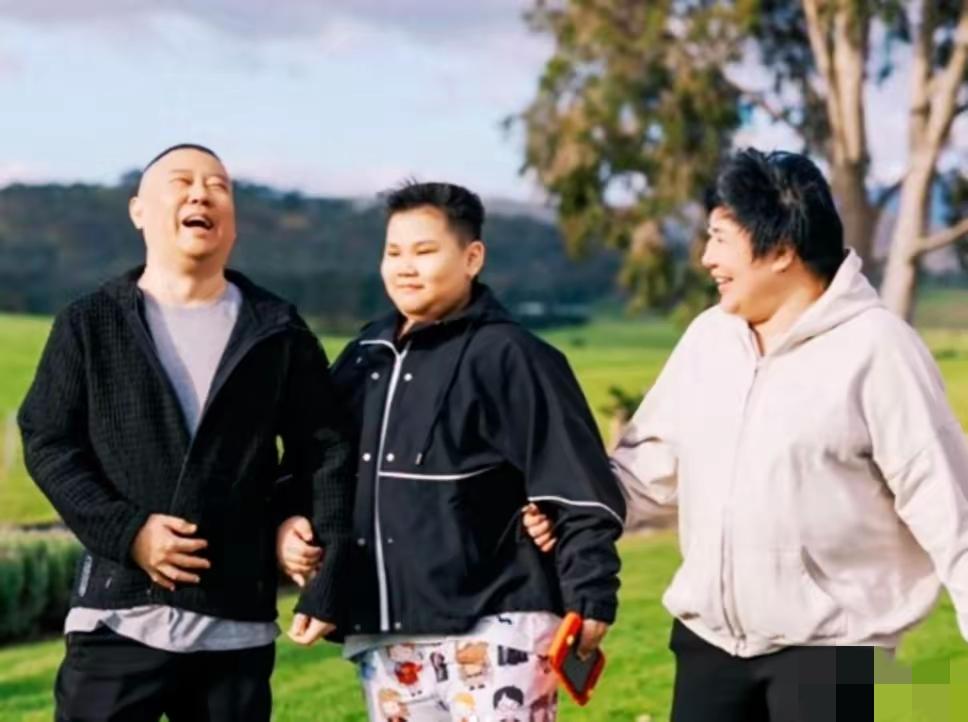 郭德纲与小儿子在一起就是开心，嘴巴都笑的合不拢，一家三口真温馨。看来郭麒麟是很难