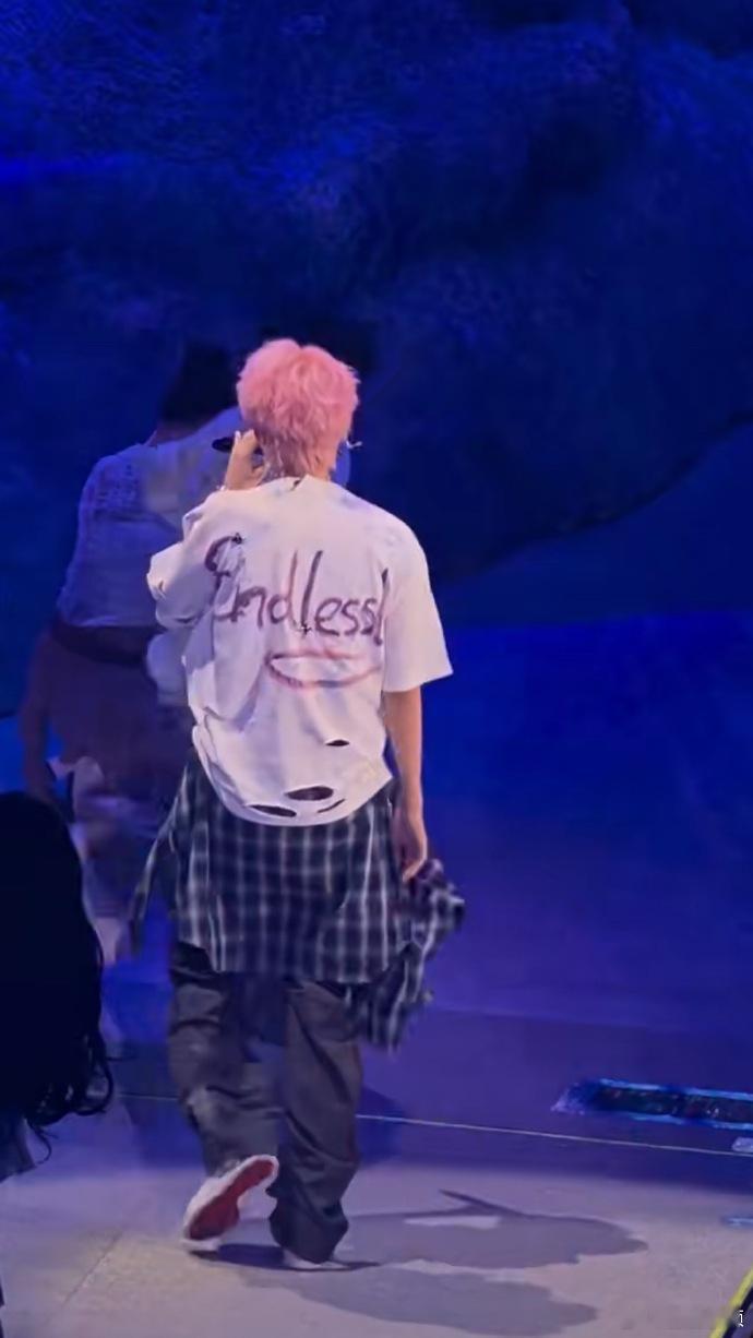 王俊凯衣服背后的Endlessly王俊凯说大家跟流星一样美王俊凯衣服背后的End
