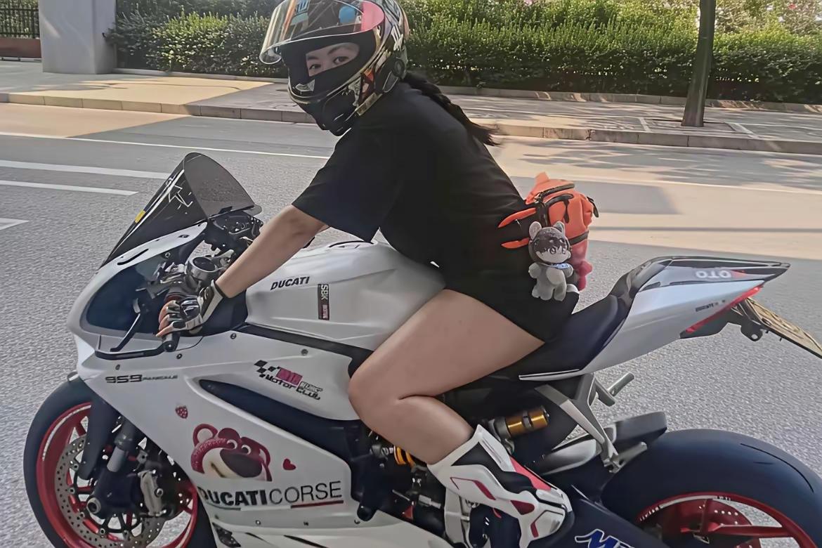路面湿滑车辆失控，人说没就没了