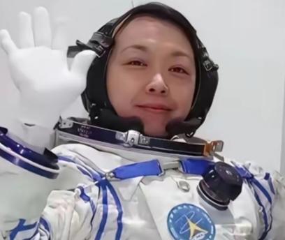 入驻中国空间站还不到10天，香港首位航天员黎家盈就接到了新任务：天地对话！香港特