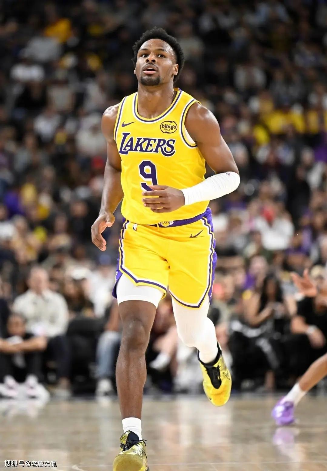 布朗尼被换下场的时候一脸的不舍，我打的这么好，还给换下了。布朗尼心里会这样说的。