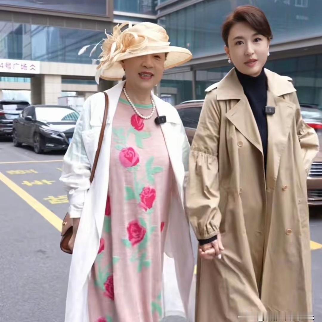 现在明星带家人露脸成风，前有李思思携美如姐姐的妈妈出镜，引得众人羡慕母女俩的好基
