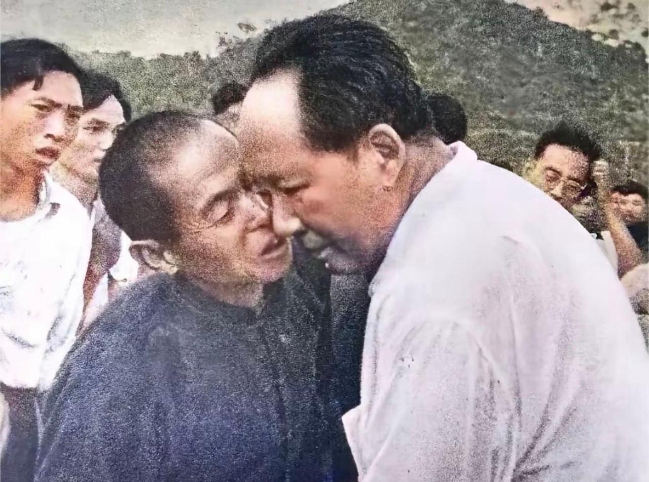 从古到今，很多人得势以后，都是向着有钱人、有权人。
只有毛主席不一样，一辈子始终