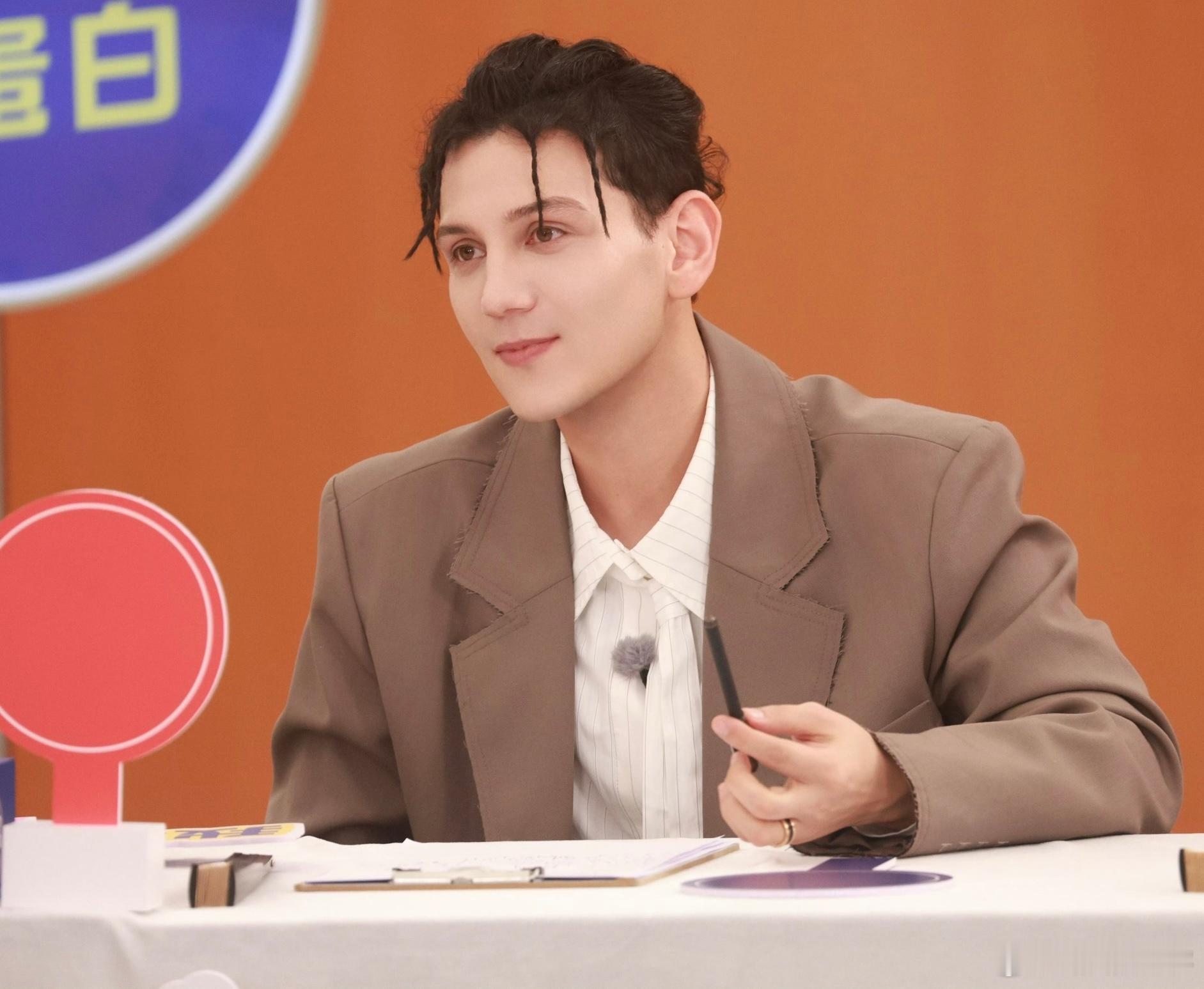 艾热说彩礼是女方家庭看男方诚意的考验 彩礼其实反映的是两个人之间的理解和信任，艾