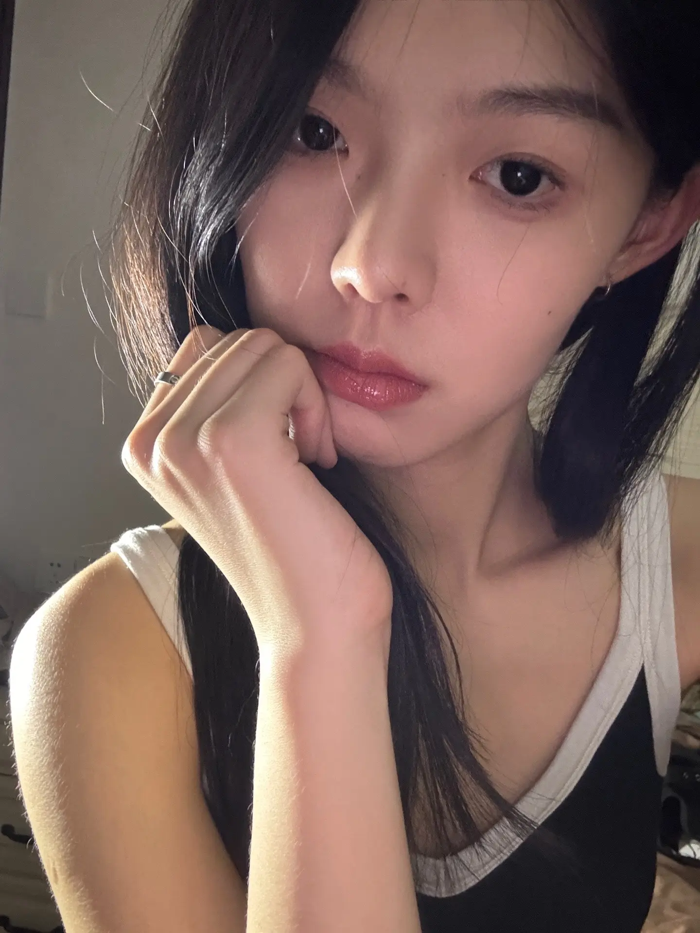“而你却靠近了 逼我们视线交错”