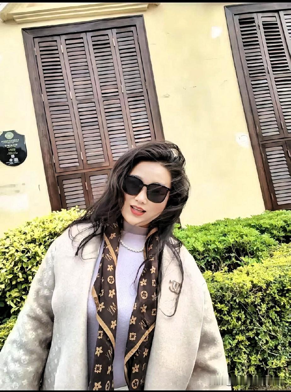 今天也是被风吹成疯子的一天🌬️
 
出门前精心卷好的羊毛卷，刚走到街上就被海风