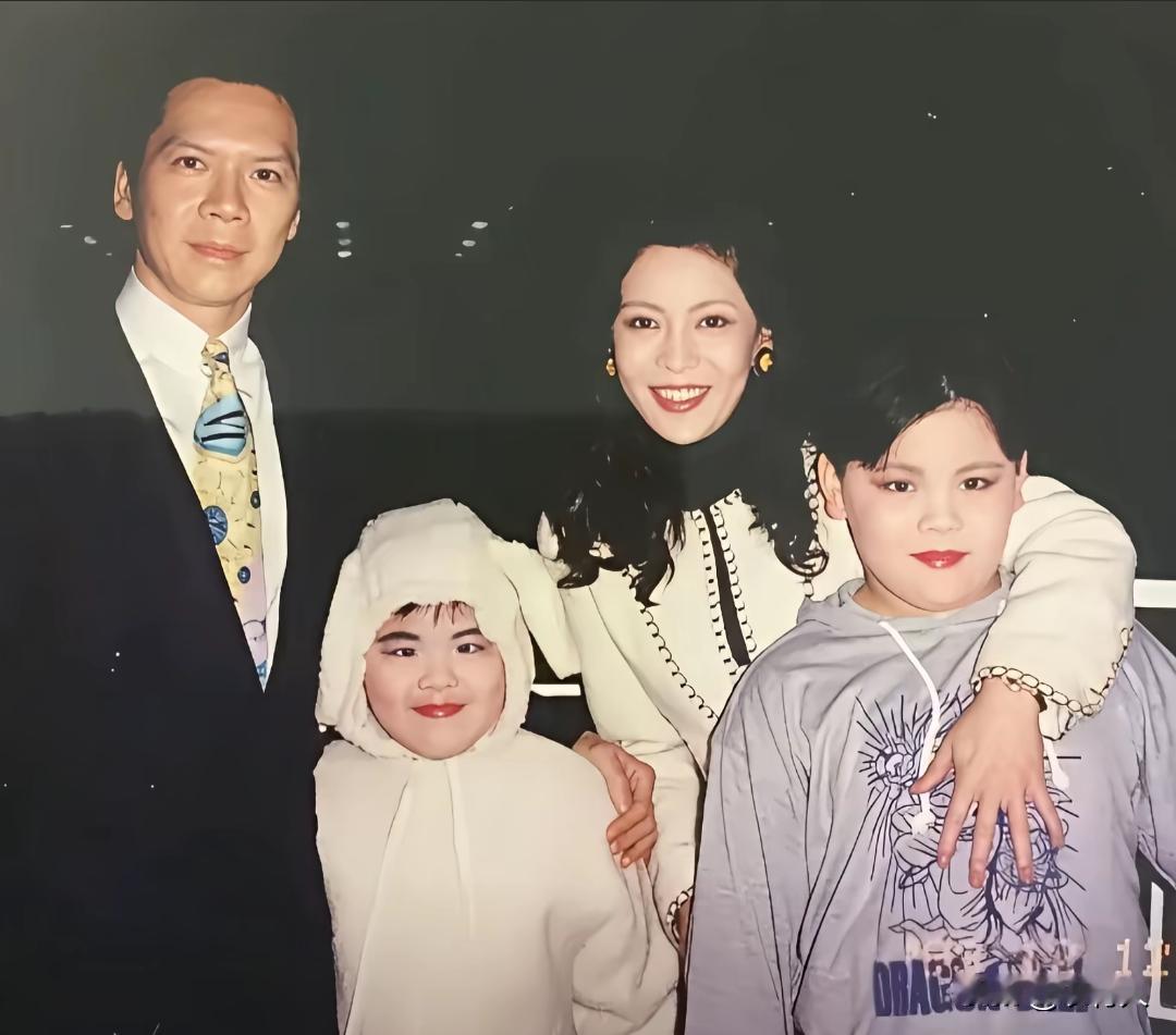 90年代，向华强一家四口的全家福。年轻时向太容貌出众，兄弟俩儿时都是胖乎乎的模样