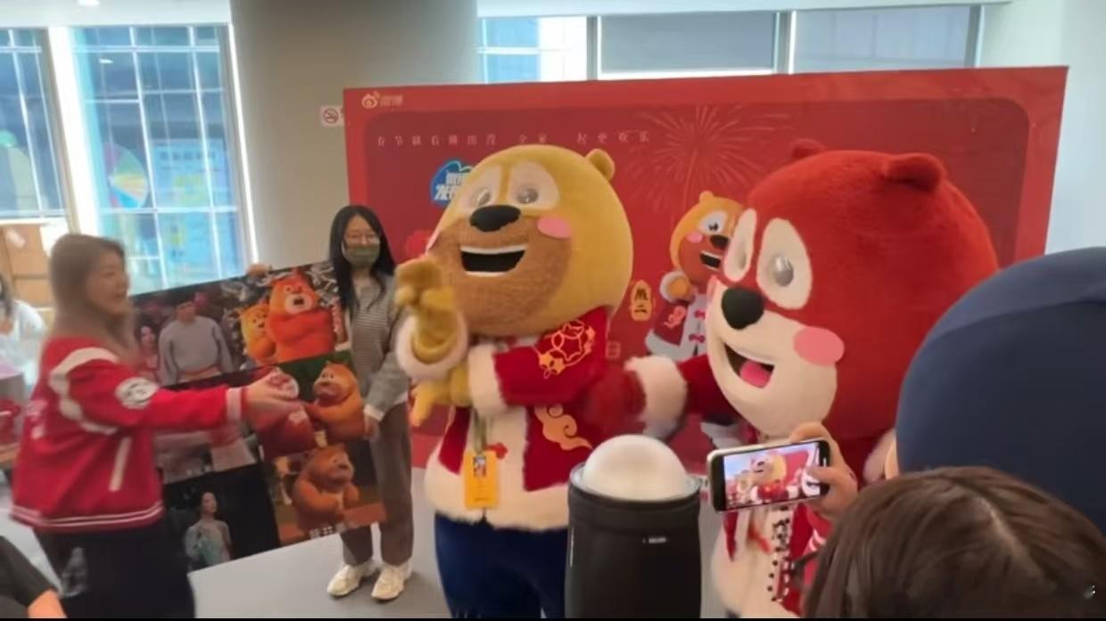 熊大熊二还原何惟芳表情包  快围观！熊大熊二新浪扫楼，实力诠释何惟芳表情包。承接