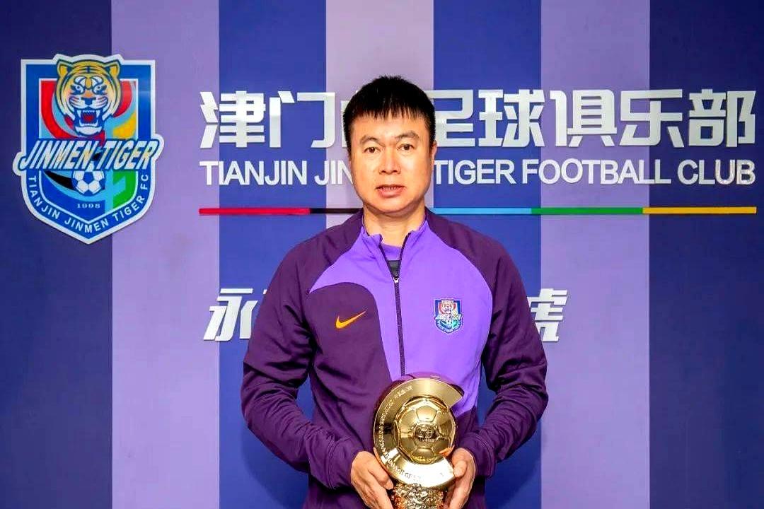 天津队虽然输了，但仍然要为于根伟说公道话，主场真没有举白旗，除了阿戴米、巴顿、杨