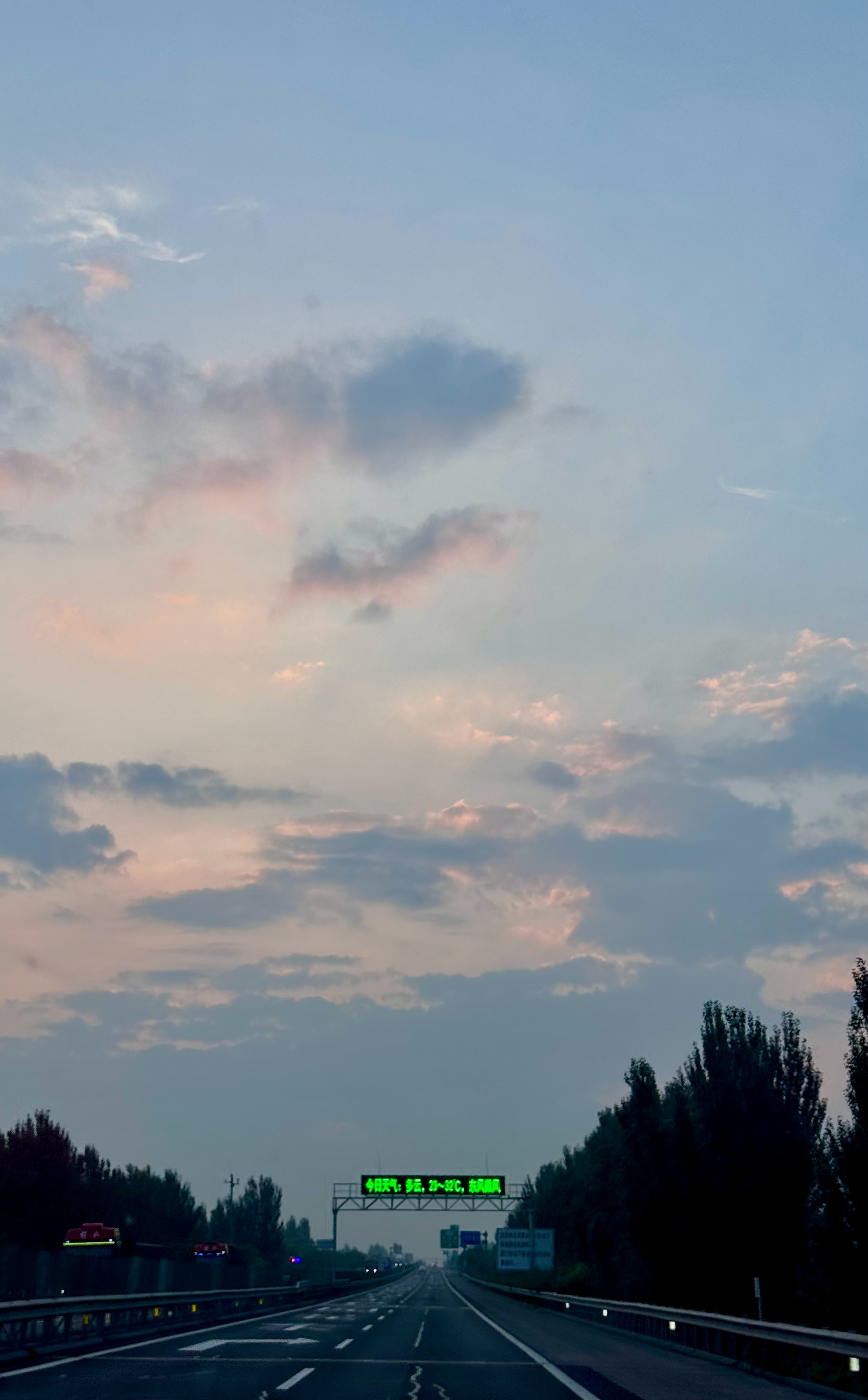 今天好神奇，八达岭那边是这样⬇️，超明媚的日出过了八达岭，到了北京，全是雾也就一