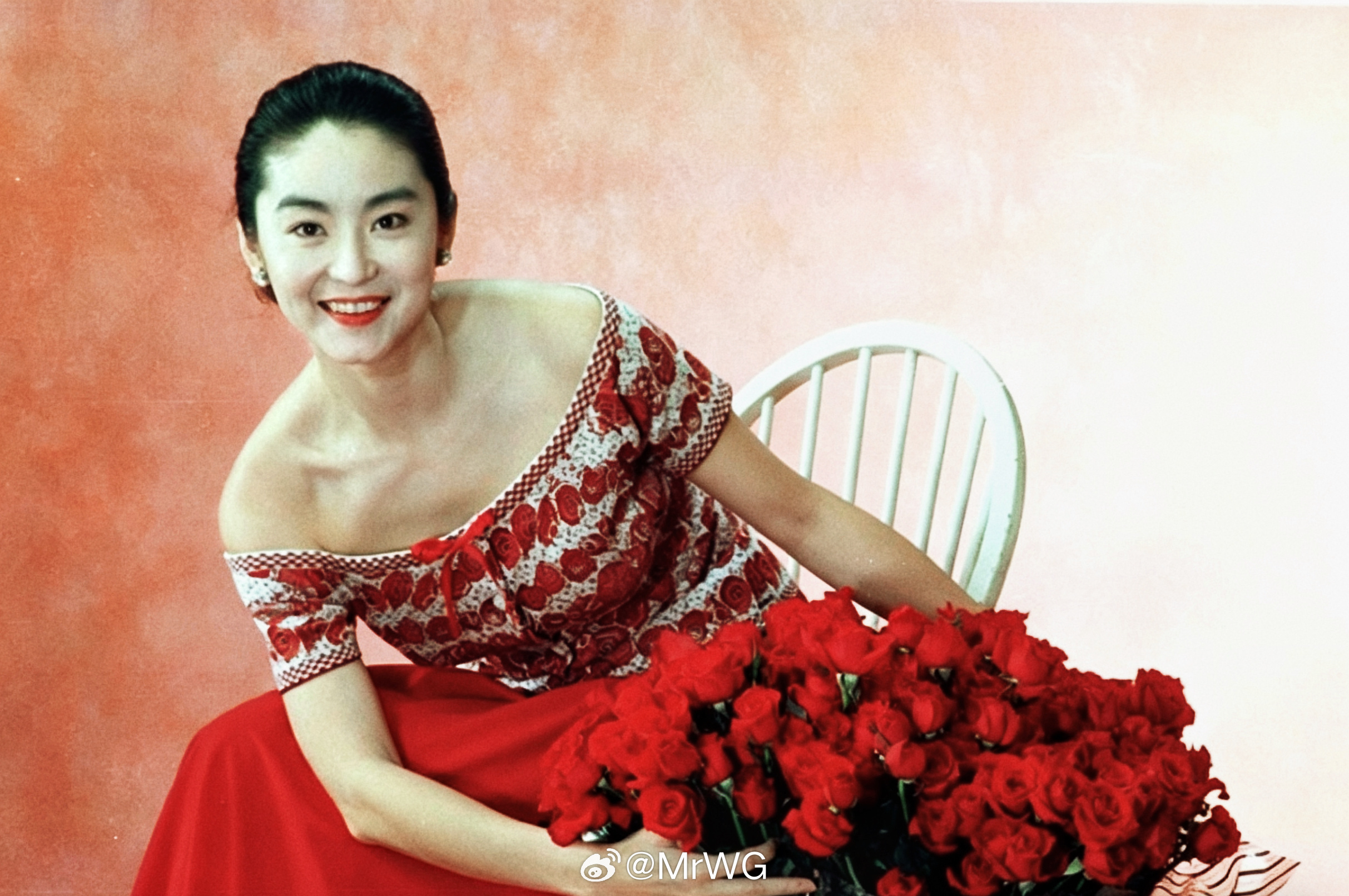 林青霞旧相簿子 风拂红裙，玫瑰轻绽，美人抬眼，即是热情盛放❤️🔥——红玫瑰🌹