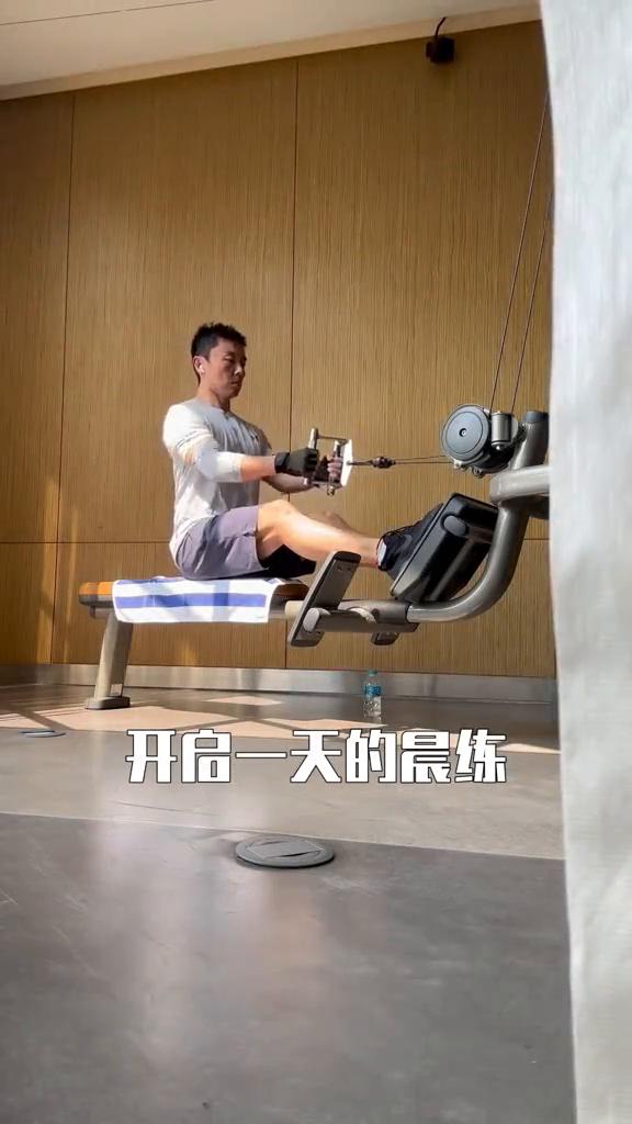 开门口，我也不知道吃什么，鸡肉饭吃着还不错。吃饭。星期六训练最后一天，今天训练完