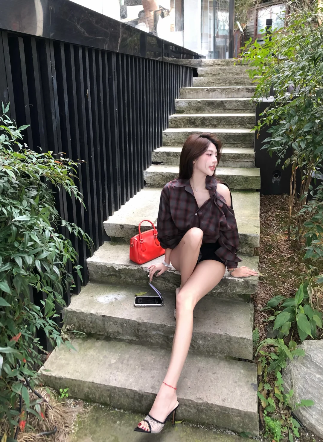 拍照姿势：坐姿辣妹