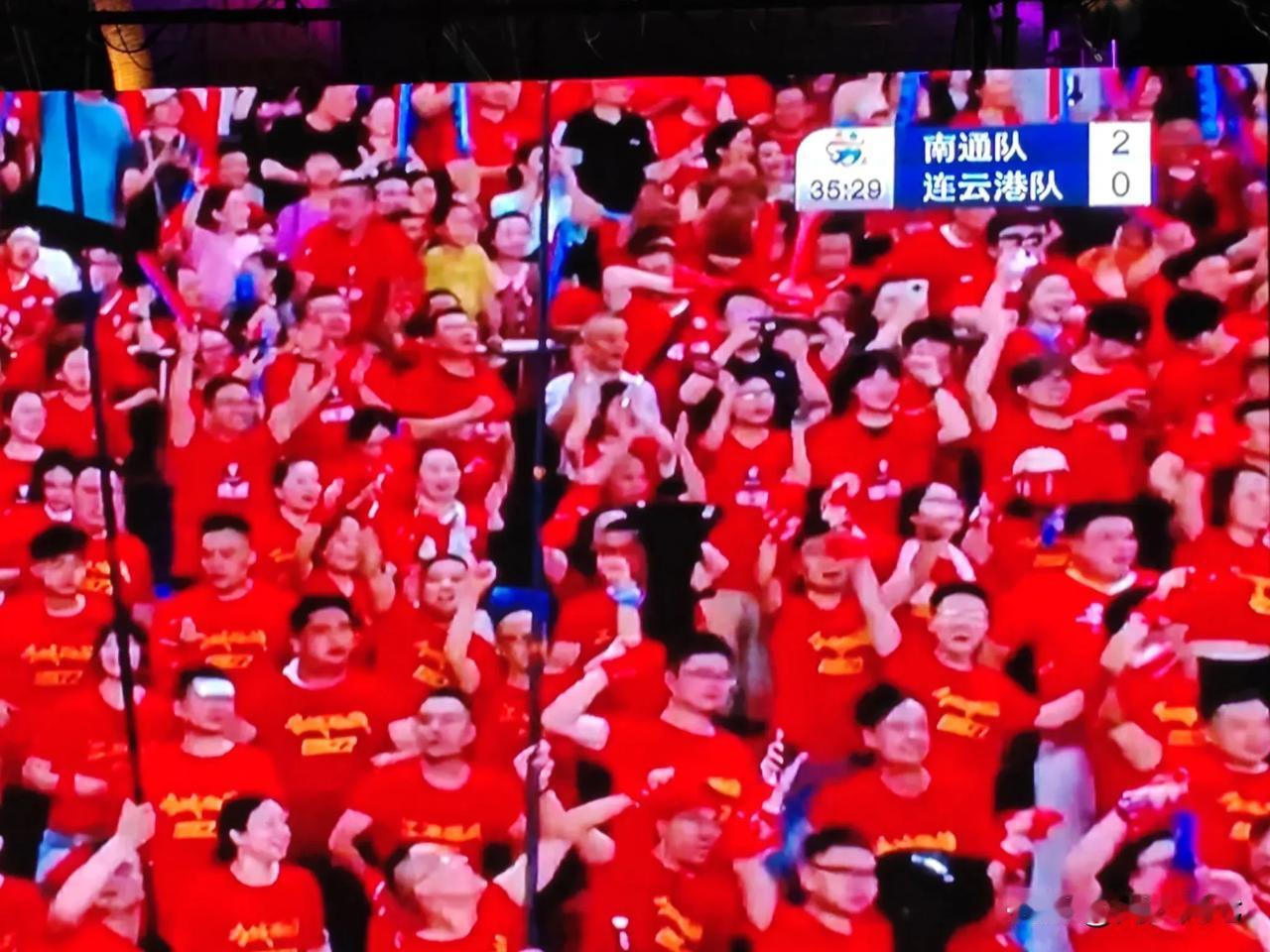 上半场2：0啦！南通这场稳了！把住机会的能力确实很好，面对连云港的密集防守，打的