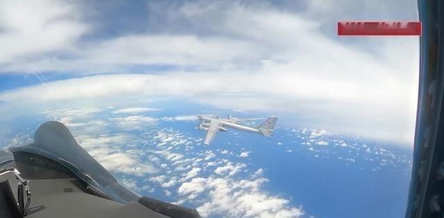 “西太平洋激烈对峙！中俄战略轰炸机遭美军F-35A骚扰，歼-16和苏-35护航！