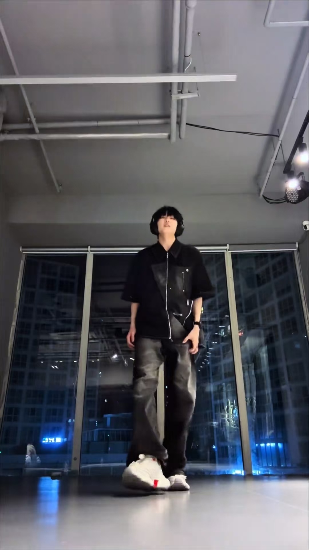 杨博文今日单人cha独自掌控舞台节奏，肢体舒展自然，过硬功底让整段舞蹈观赏性拉满