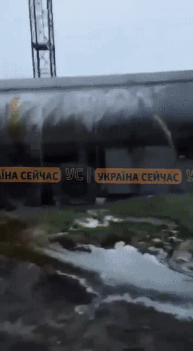 敖德萨出口是个大问题，在1月12日的夜间大轰炸后，有市民拍摄到敖德萨州南部港口的