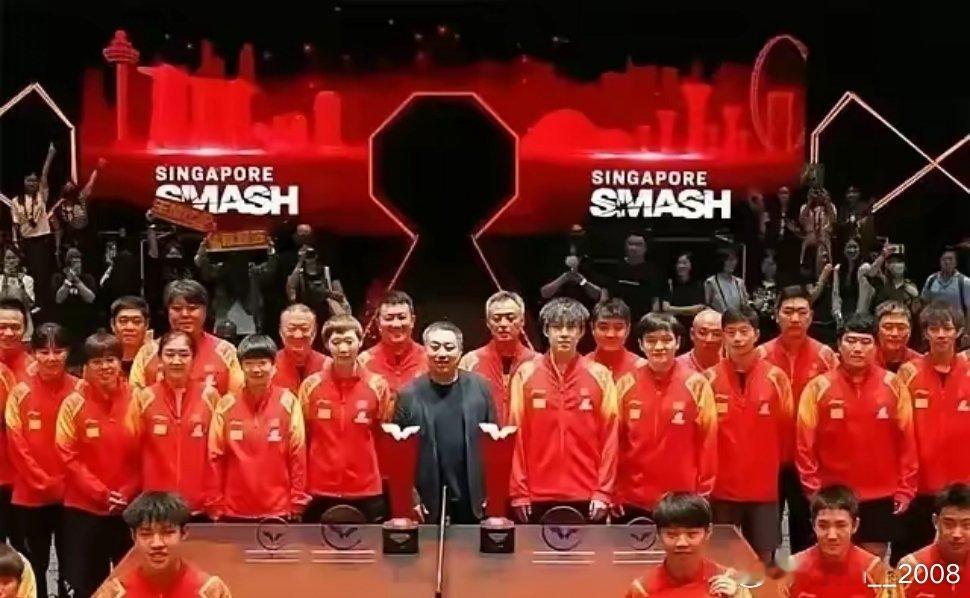 对比了多哈两张赛后大合影，王励勤比刘国梁低调很多，图一是去年新加坡大满贯结束后的