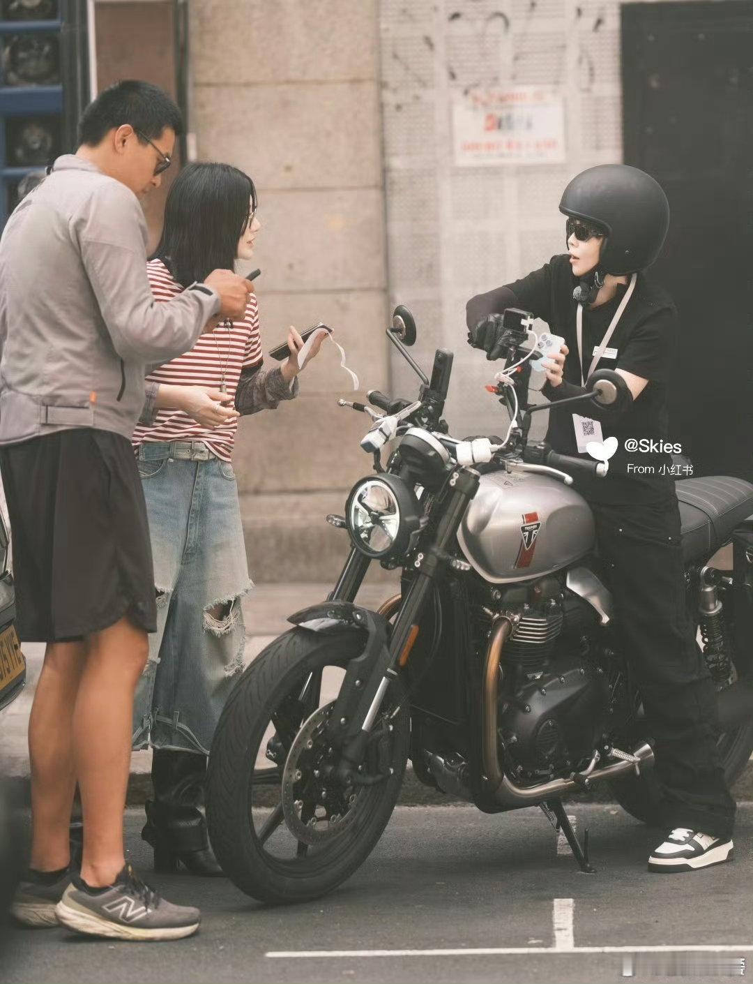 王濛听粉丝唱歌伦敦合伙人 异国他乡遇见家乡粉丝放声歌唱，王濛认真聆听，时不时点头