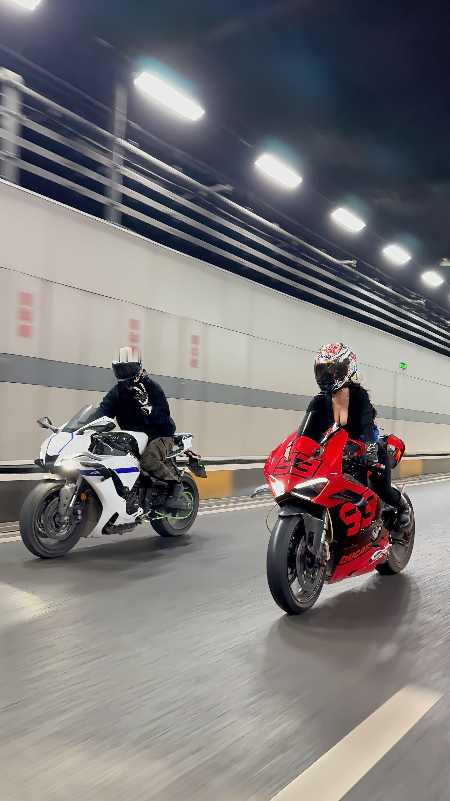 红色摩托车更好看 