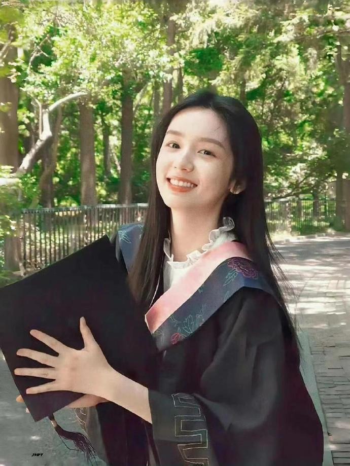 大学里真的有周也这种级别颜值的同学存在吗 